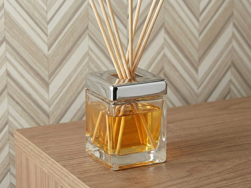 Diffusore per ambienti con collarino quadrato decorativo