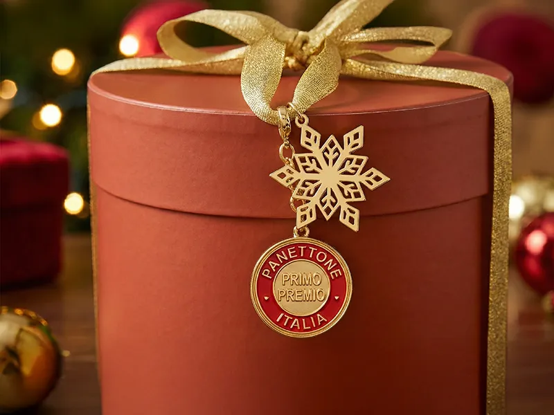 Detalle metálico decorativo aplicado al envase de un panettone
